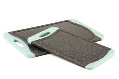 Beyaz arkaplanda izole edilmiş iki siyah plastik kesme tahtası.