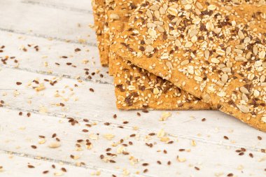 Gri ahşap zemin üzerinde kraker yığını.