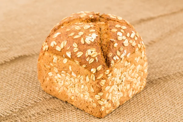 Fullkornsbröd Bulle Med Havre Burlap Bakgrund — Stockfoto