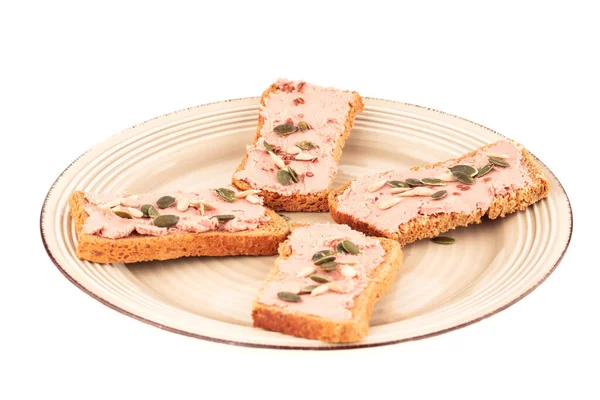 白い背景に隔離されたプレート上のパテと種のサンドイッチ — ストック写真