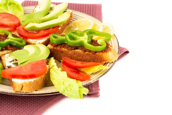 Sandwiches Con Queso Tomates Secos Pimienta Aguacate Semillas Lechuga Limón — Foto de Stock