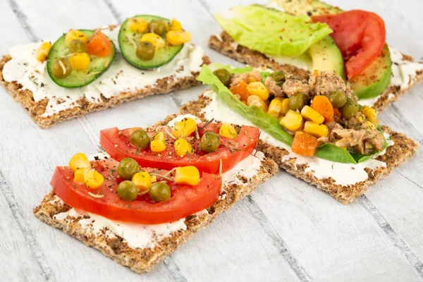 Sandwiches Con Galletas Saladas Queso Atún Verduras Sobre Fondo Madera —  Fotos de Stock