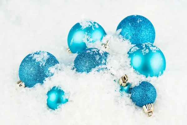 Kerstversiering Met Blauwe Ballen Kunstsneeuw Achtergrond — Stockfoto