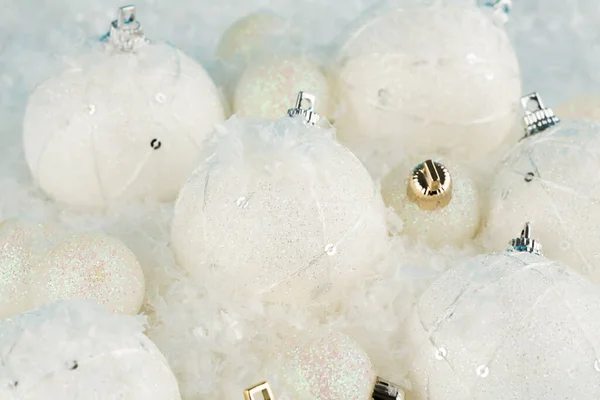Świąteczne Kulki Sztucznym Tle Śniegu — Zdjęcie stockowe