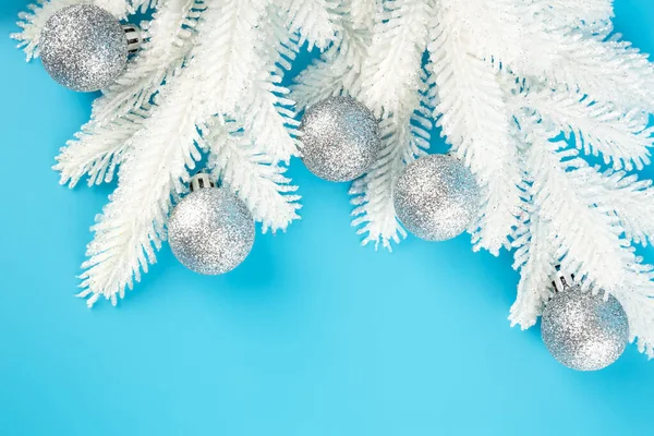 Vánoční Dekorace Šedými Míčky Jedle Strom Bílá Větev Modrém Pozadí — Stock fotografie