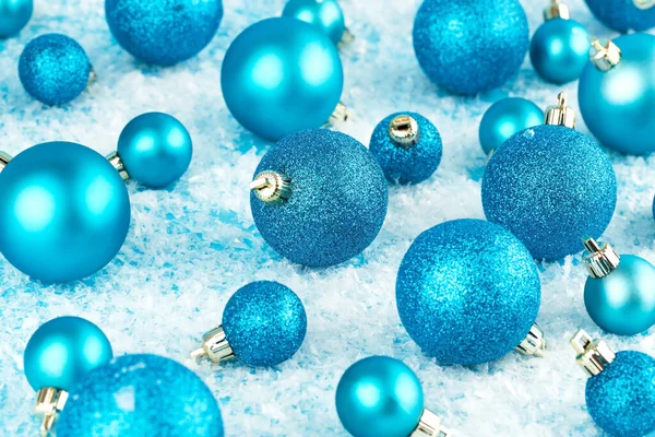 Kerstversiering Met Blauwe Ballen Kunstsneeuw Achtergrond — Stockfoto