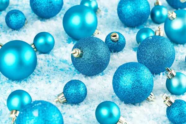 Decoração Natal Com Bolas Azuis Fundo Neve Artificial — Fotografia de Stock