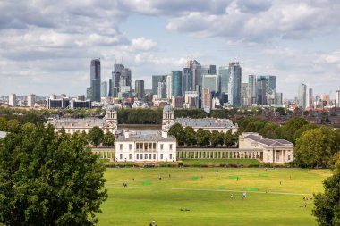 Londra, İngiltere - 20 Ağustos 2019 - Canary Wharf finans bölgesi kurumsal ofis modern binaları, Greenwich manzaralı. Kraliçe 'nin Evi ve Eski Kraliyet Donanma Koleji (şimdi Denizcilik Müzesi).