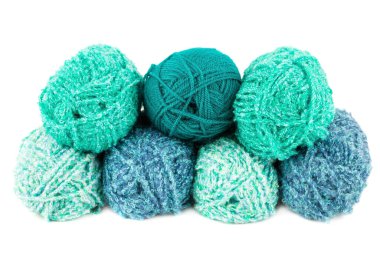 Örgü iplik demeti yığını beyaz arkaplanda izole.