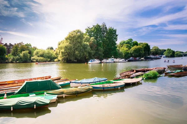 Thames Flodfront Med Många Båtar Richmond London Storbritannien — Stockfoto