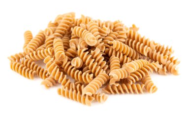 Beyaz arkaplanda izole edilmiş fusilli makarna yığını.