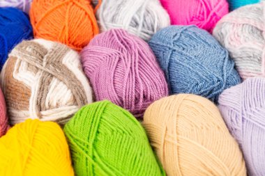 Renkli örgü ipliği yığını resmi kapatıyor..