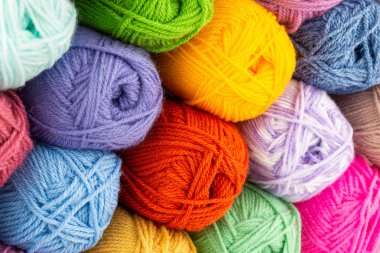 Renkli örgü ipliği yığını resmi kapatıyor..