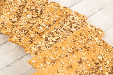 Gri ahşap zemin üzerinde kraker yığını.