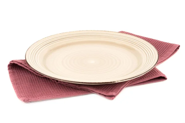 紫色毛巾上的米色盘子 白色背景隔离 — 图库照片