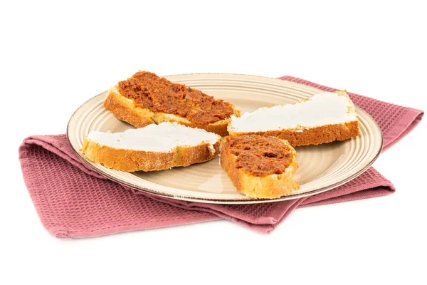 三明治 乳酪和晒干的西红柿放在米色盘子里 用毛巾隔开 白色背景 — 图库照片