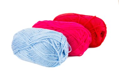 Beyaz arkaplanda üç örgü iplik demeti izole edilmiş..