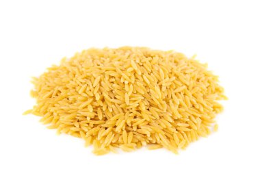 Beyaz arka planda izole edilmiş risoni makarna yığını..