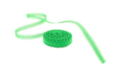 Beyaz arkaplanda yeşil dantel bant izole edildi.