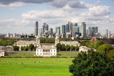 Londra, İngiltere - 20 Ağustos 2019 - Canary Wharf finans bölgesi kurumsal ofis modern binaları, Greenwich manzaralı. Kraliçe 'nin Evi ve Eski Kraliyet Donanma Koleji (şimdi Denizcilik Müzesi).