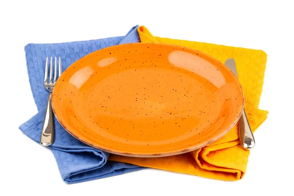 Оранжевая Пустая Тарелка Ножом Вилкой Синем Желтом Хлопковых Полотенец Изолированы — стоковое фото