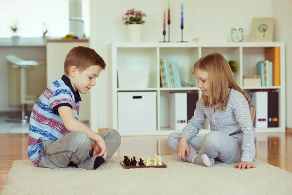 Двое Маленьких Детей Играют Шахматы Дома Эмоционально — стоковое фото