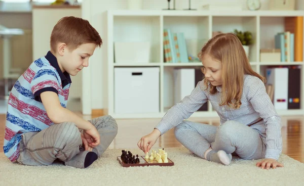 Dvě Malé Děti Hrají Šachy Doma Citově — Stock fotografie