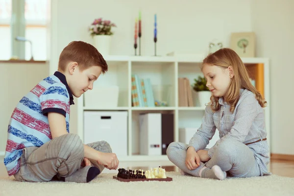 Két Kis Gyerekek Sakkozni Otthon Érzelmileg — Stock Fotó