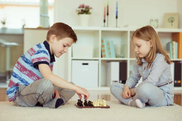 Δύο Μικρά Παιδιά Που Παίζουν Σκάκι Στο Σπίτι Συναισθηματικά — Φωτογραφία Αρχείου