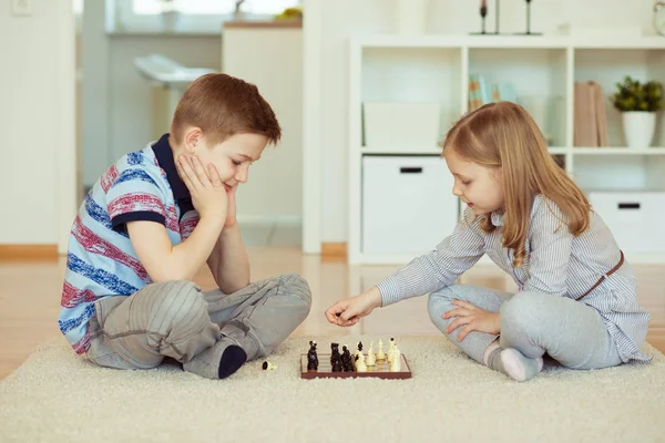 Portret Van Twee Kleine Kinderen Geconcentreerd Spelen Schaken Thuis — Stockfoto