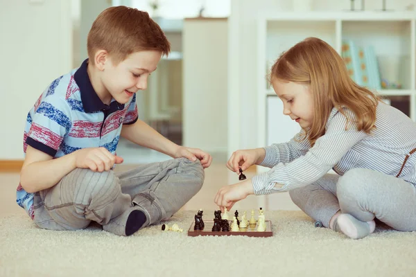 Due Bambini Piccoli Che Giocano Scacchi Casa Emotivamente — Foto Stock