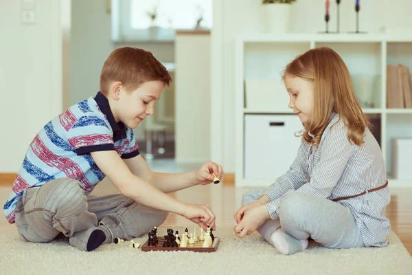 Duas Crianças Jogar Xadrez Casa Emocionalmente — Fotografia de Stock