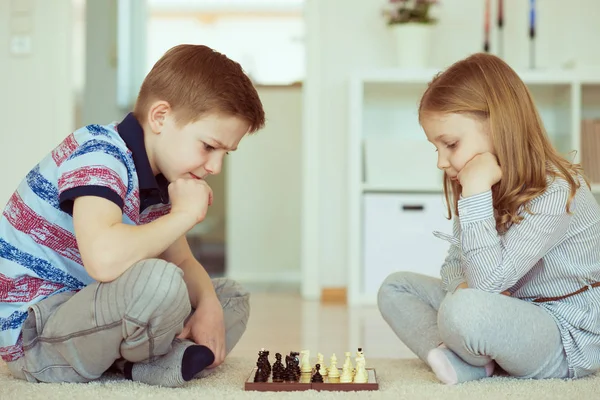 Retrato Duas Crianças Pequenas Concentradas Jogando Xadrez Casa — Fotografia de Stock