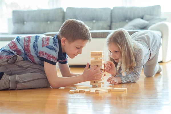 Dois Irmãos Felizes Jogando Jogo Com Blocos Madeira Casa Alegremente — Fotografia de Stock