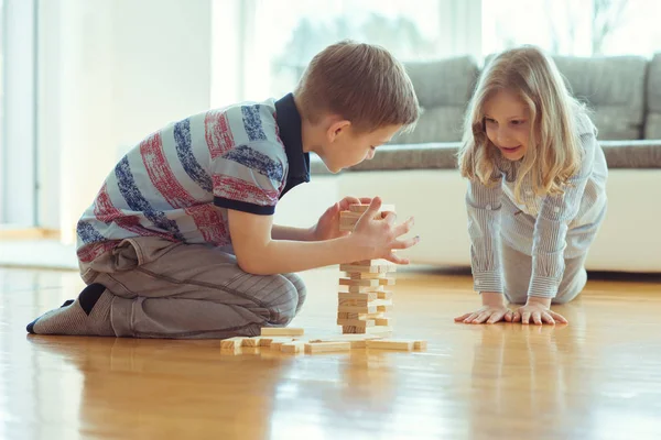 Mutlu Kardeşler Sevinçle Ahşap Bloklar Evde Bir Oyun Oynuyor — Stok fotoğraf