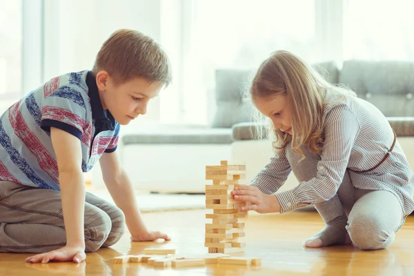 Dos Hermanos Felices Jugando Juego Con Bloques Madera Casa Alegremente — Foto de Stock