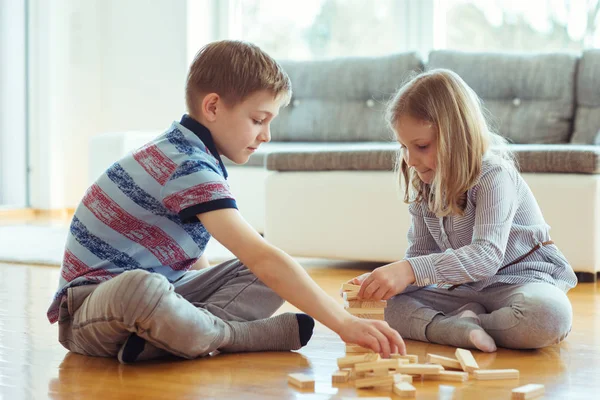 Dos Hermanos Felices Jugando Juego Con Bloques Madera Casa Alegremente — Foto de Stock