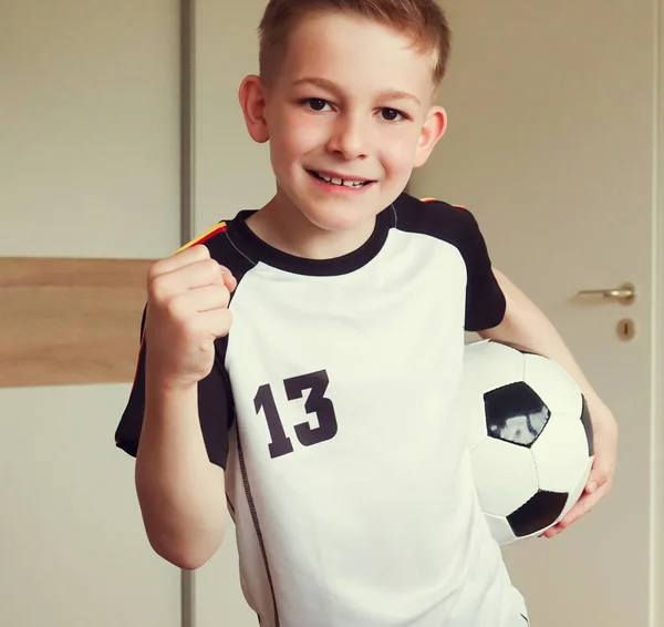 Een Leuke Jongen Voetbal Pak Met Bal Kijkt Uit Naar — Stockfoto
