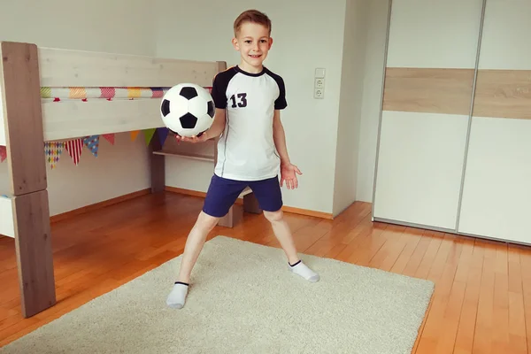 Een Leuke Jongen Voetbal Pak Met Bal Kijkt Uit Naar — Stockfoto