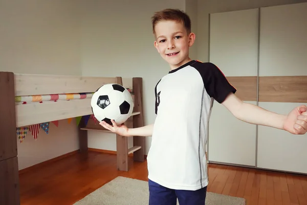 Söt Pojke Fotboll Kostym Och Med Boll Ser Fram Emot — Stockfoto