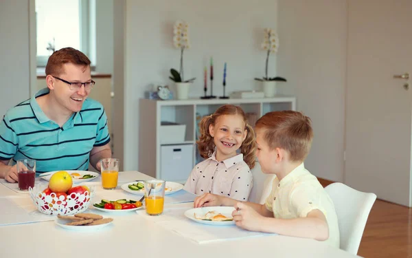 Boldog Apa Aranyos Gyerekek Beszél Reggeli Otthon — Stock Fotó
