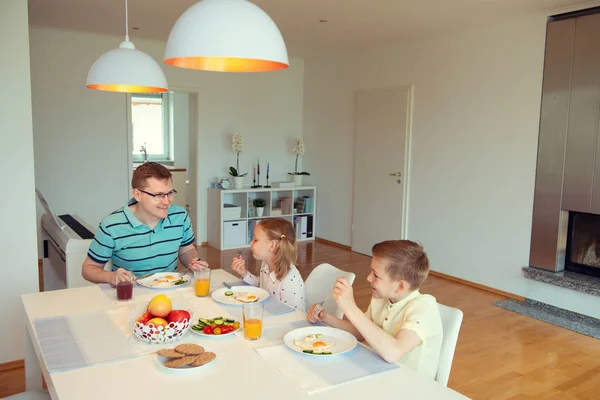 Šťastný Otec Jeho Roztomilé Děti Mluvit Snídaně Doma — Stock fotografie