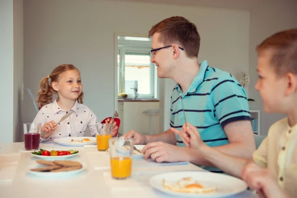 Père Heureux Avec Ses Enfants Mignons Parlant Petit Déjeuner Maison — Photo