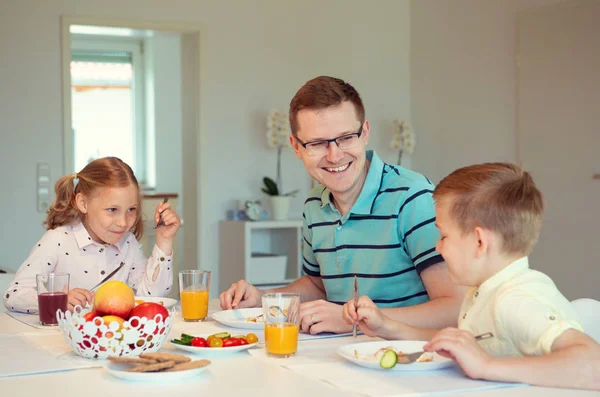 Padre Feliz Con Sus Lindos Hijos Hablando Desayuno Casa —  Fotos de Stock