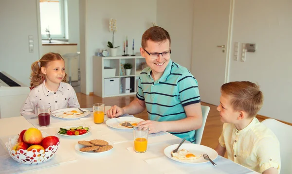 Happy Father His Cute Children Talking Breakfast Home — Stock Photo, Image