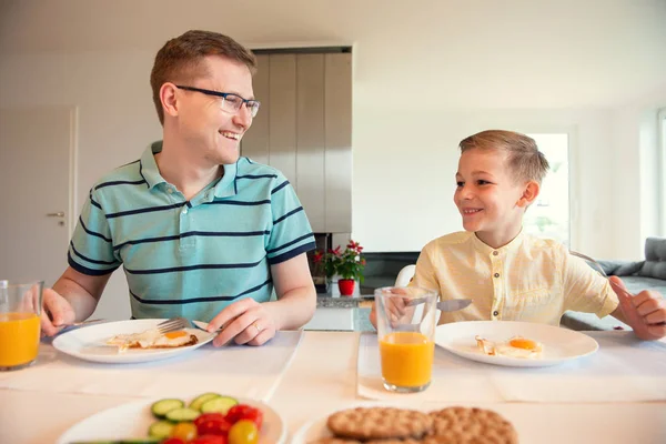 Felice Giovane Padre Con Suo Piccolo Figlio Carino Parlando Colazione — Foto Stock