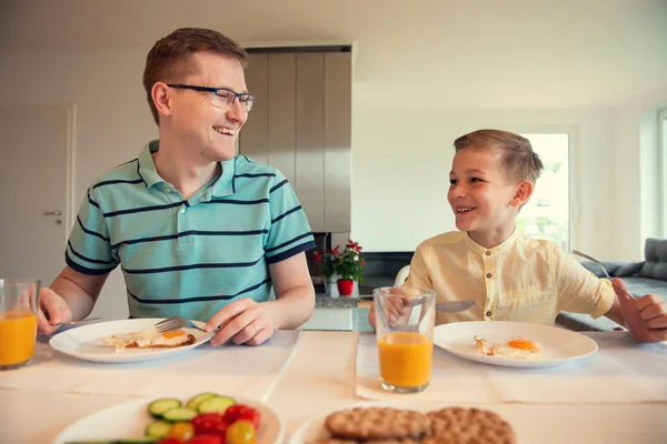 Kahvaltıda konuşan şirin küçük oğlu ile mutlu genç baba