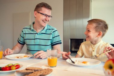 Kahvaltıda konuşan şirin küçük oğlu ile mutlu genç baba