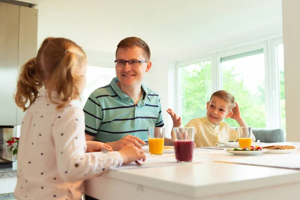 Padre Feliz Con Sus Lindos Hijos Hablando Desayuno Casa —  Fotos de Stock