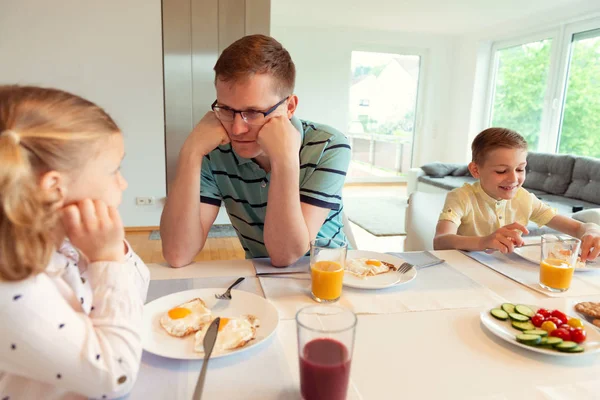 快乐的父亲与他的可爱的孩子在家里的早餐聊天 — 图库照片